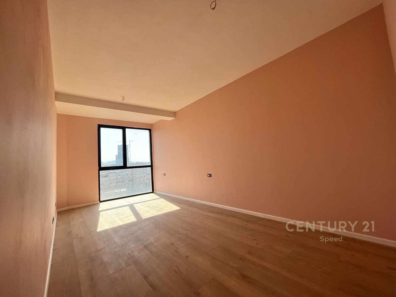 Apartament 3+1 me qira per zyra ne Rrugen Mine Peza!!
