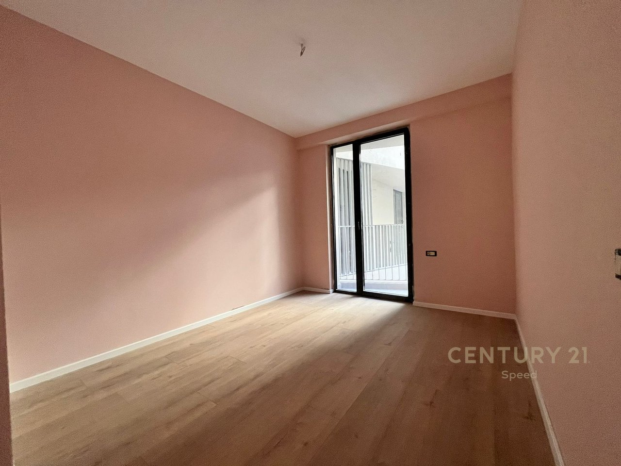 Apartament 3+1 me qira per zyra ne Rrugen Mine Peza!!
