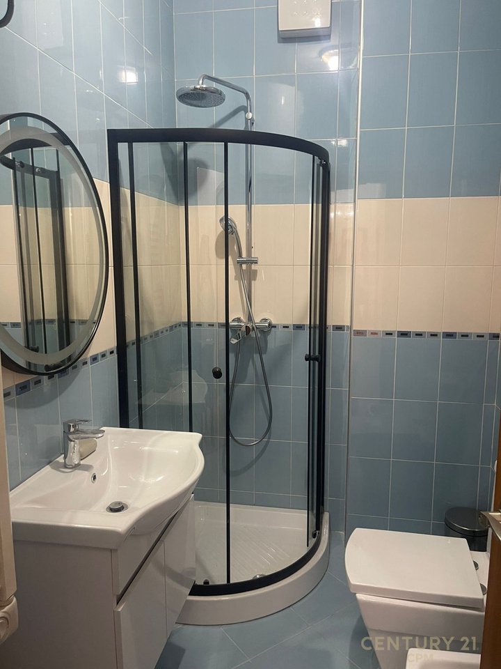 Zyrë Moderne 2+1+2 me Qira pranë Gardës, Ish-Blloku