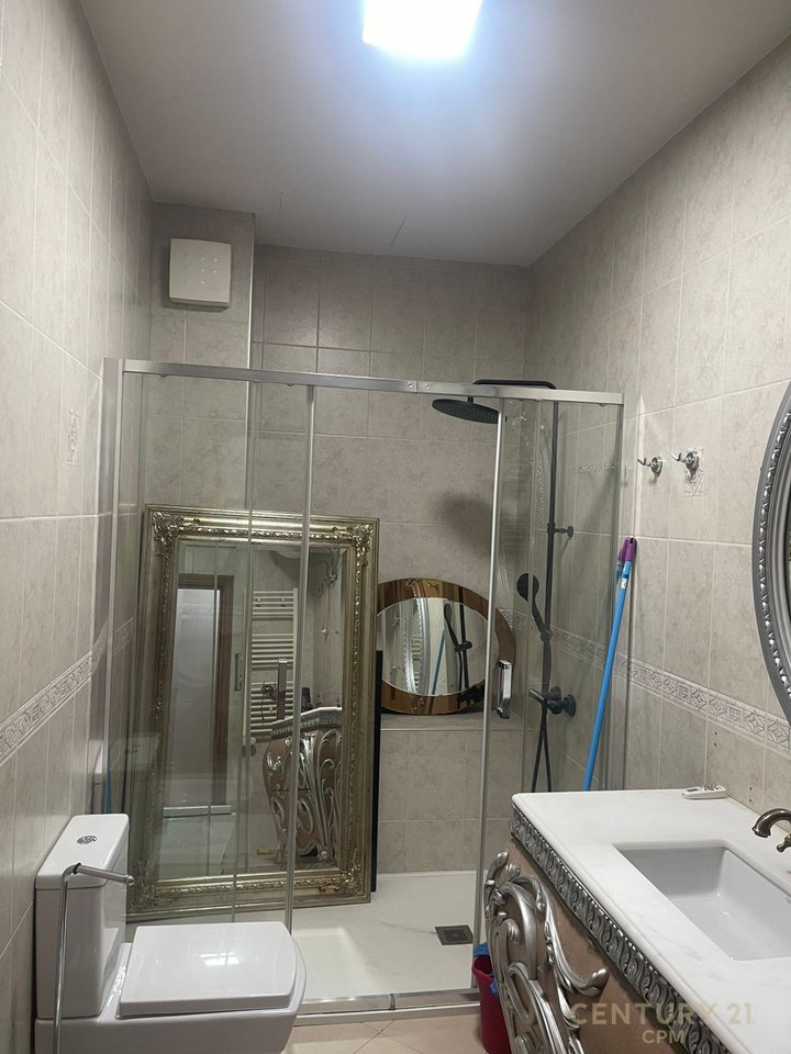 Zyrë Moderne 2+1+2 me Qira pranë Gardës, Ish-Blloku
