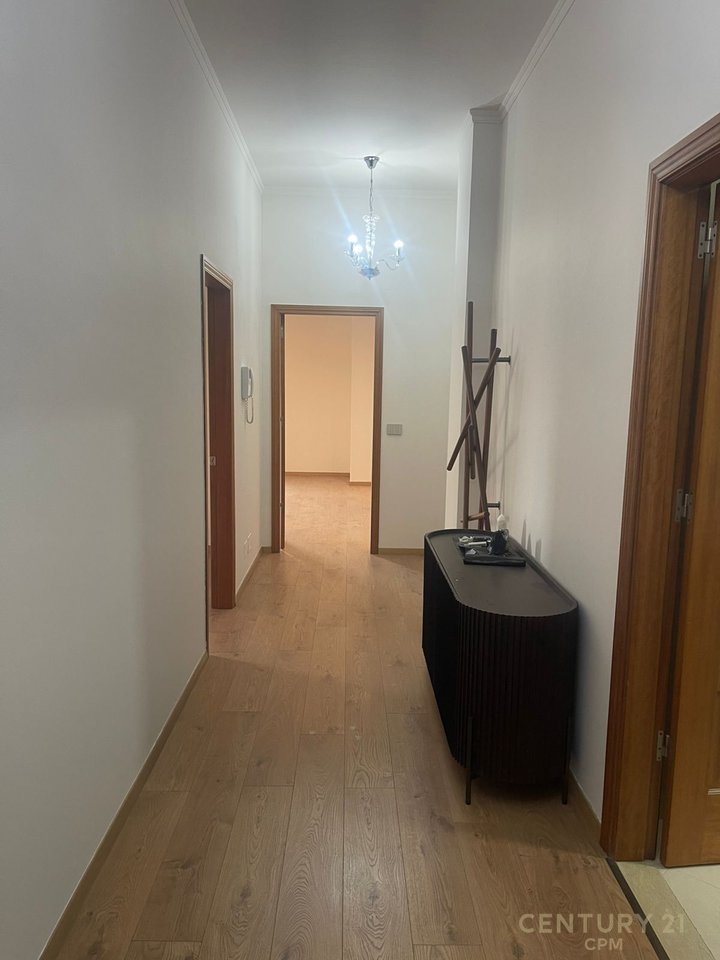 Zyrë Moderne 2+1+2 me Qira pranë Gardës, Ish-Blloku