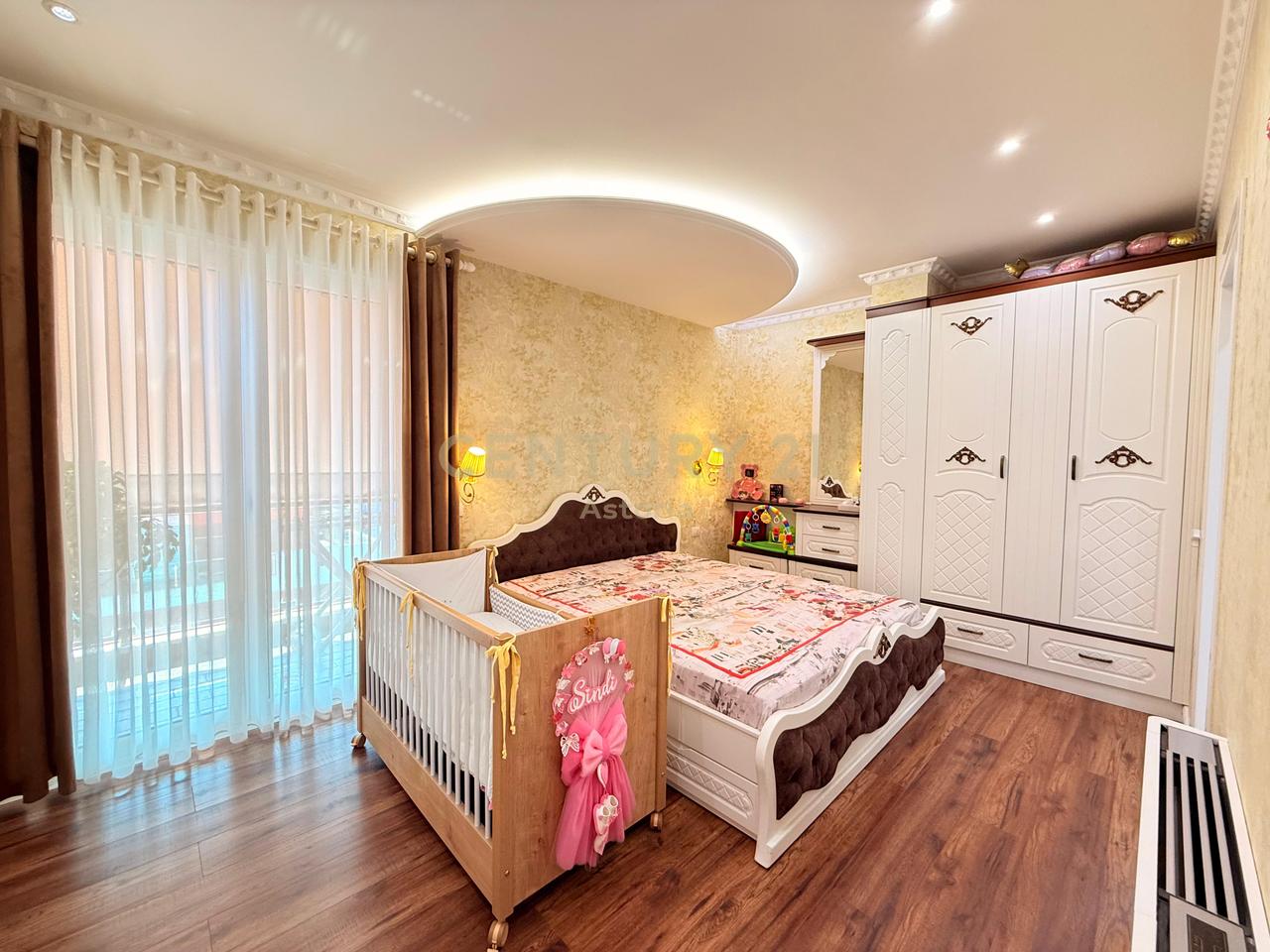 Jepet apartament 2+1+2+post parkimi me qira ne kompleksin Sima Com, Unaza e re.