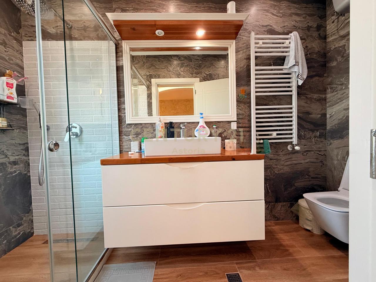 Jepet apartament 2+1+2+post parkimi me qira ne kompleksin Sima Com, Unaza e re.