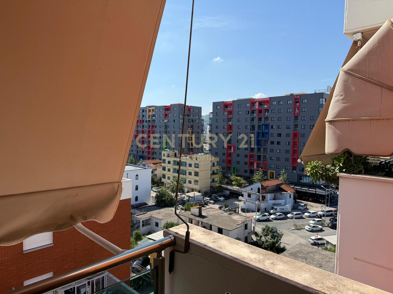 Jepet apartament 2+1+2+post parkimi me qira ne kompleksin Sima Com, Unaza e re.