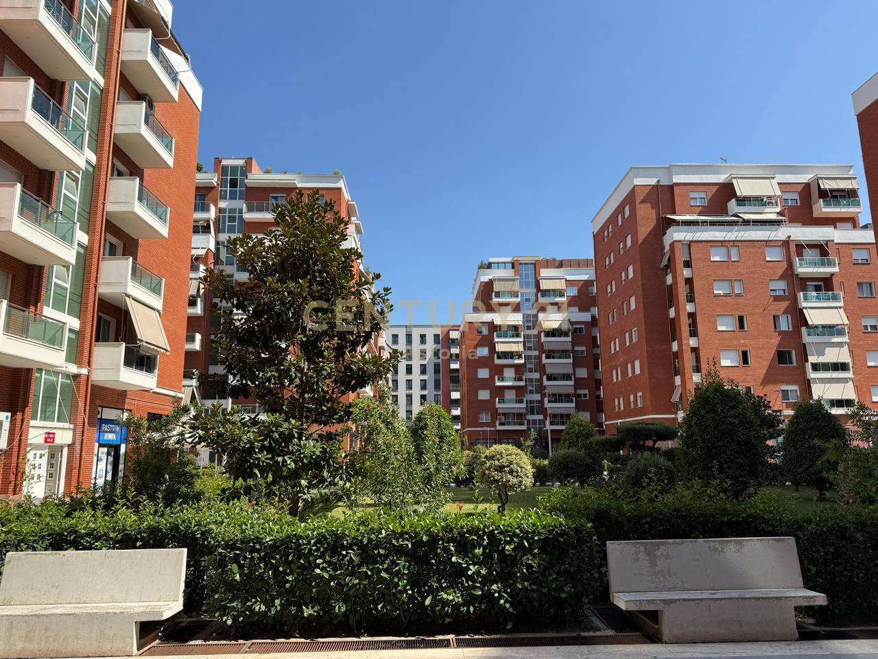 Jepet apartament 2+1+2+post parkimi me qira ne kompleksin Sima Com, Unaza e re.