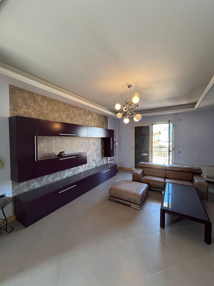 VILLA FOR SALE, NEAR THE OLD COURT!