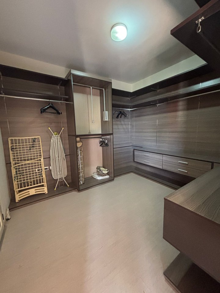 VILLA FOR SALE, NEAR THE OLD COURT!