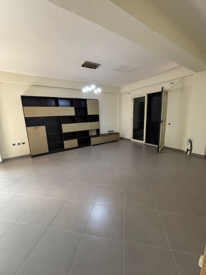 VILLA FOR SALE, NEAR THE OLD COURT!