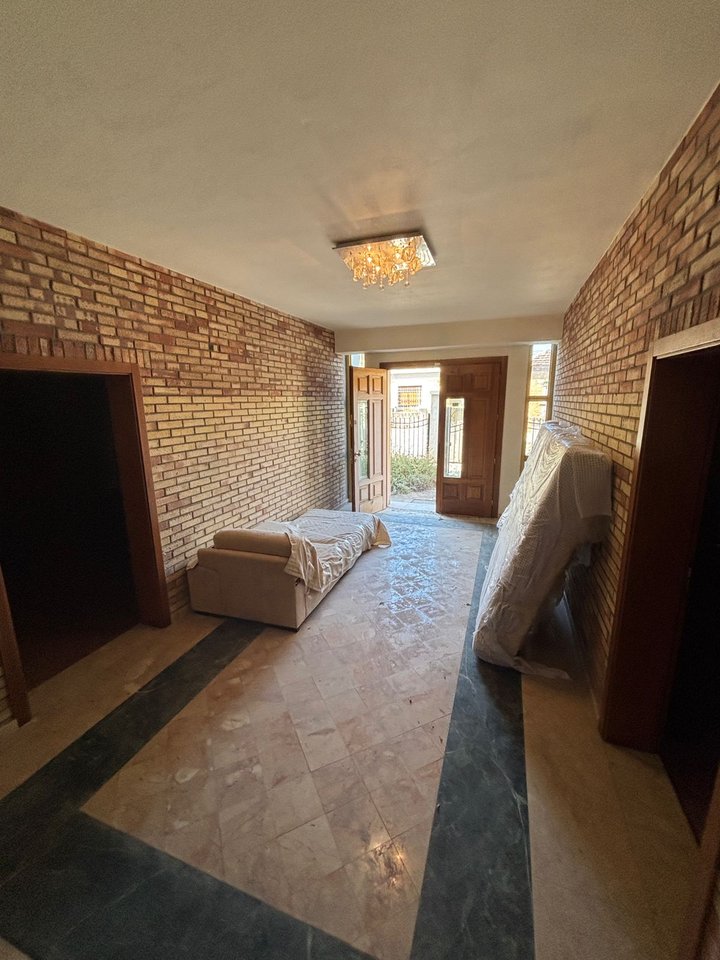 VILLA FOR SALE, NEAR THE OLD COURT!