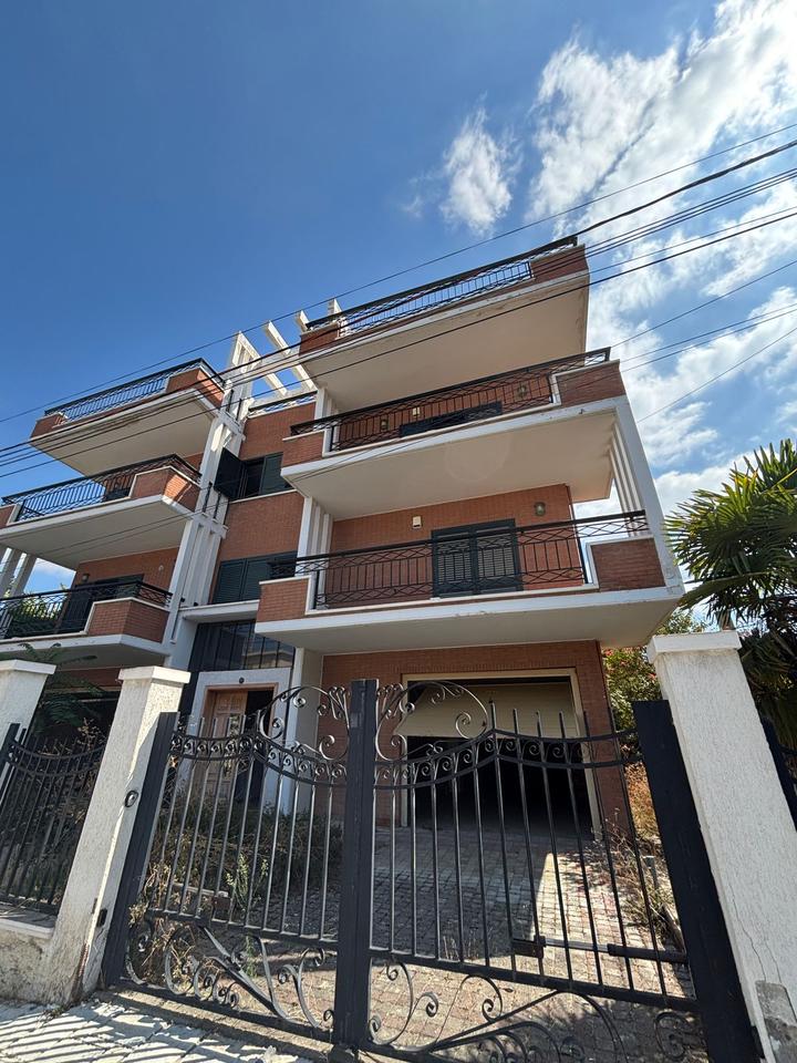 VILLA FOR SALE, NEAR THE OLD COURT!