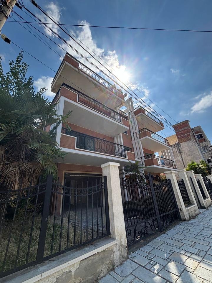 VILLA FOR SALE, NEAR THE OLD COURT!