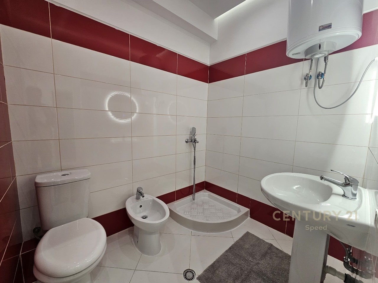 Apartament 2+1+2 me pamje nga Liqeni i Thate, tek Hotel Radisson !