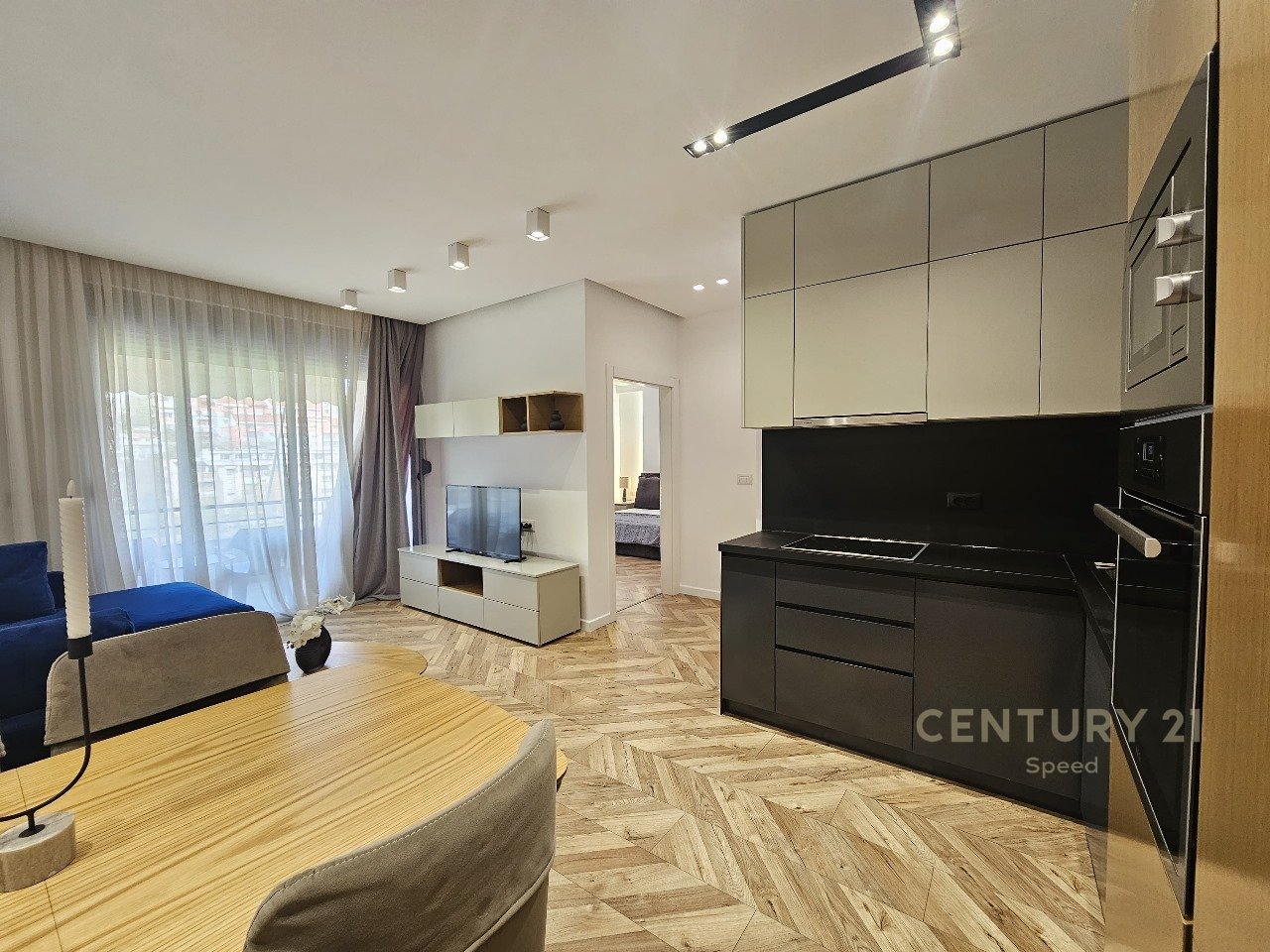 Apartament 2+1+2 me pamje nga Liqeni i Thate, tek Hotel Radisson !