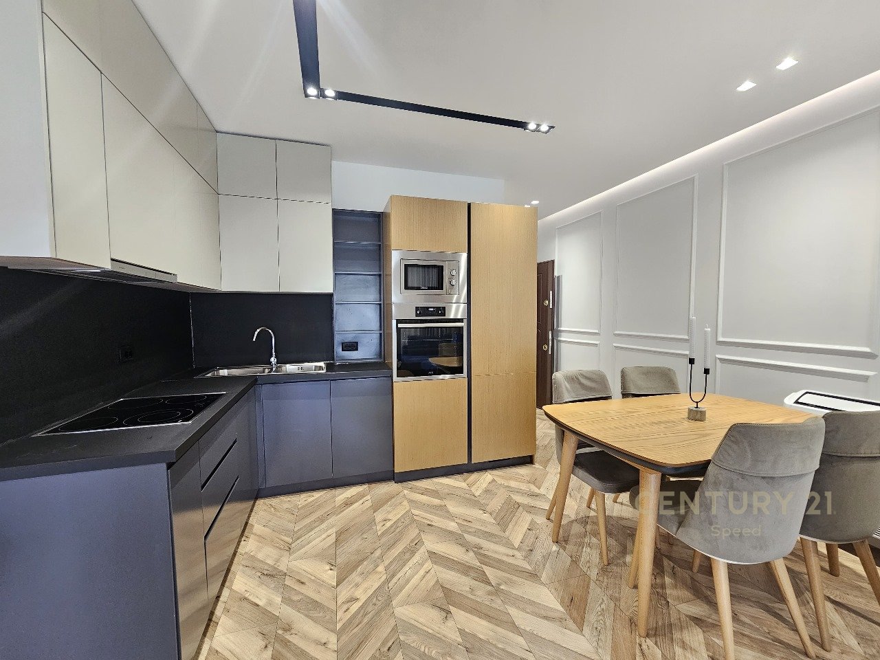 Apartament 2+1+2 me pamje nga Liqeni i Thate, tek Hotel Radisson !