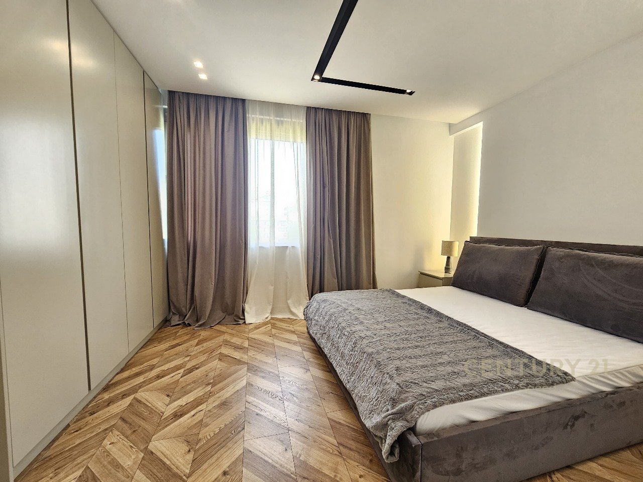 Apartament 2+1+2 me pamje nga Liqeni i Thate, tek Hotel Radisson !