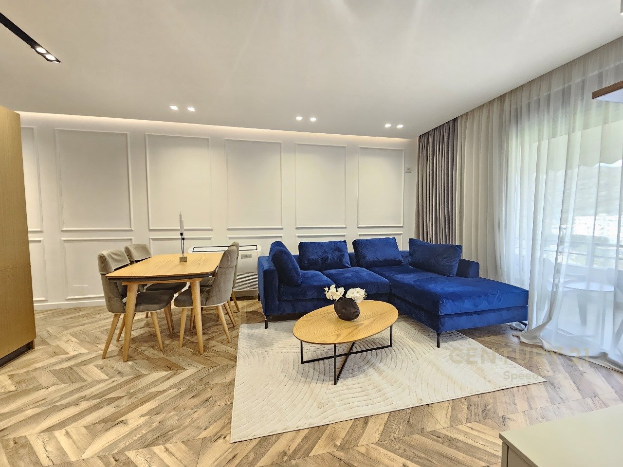 Apartament 2+1+2 me pamje nga Liqeni i Thate, tek Hotel Radisson !