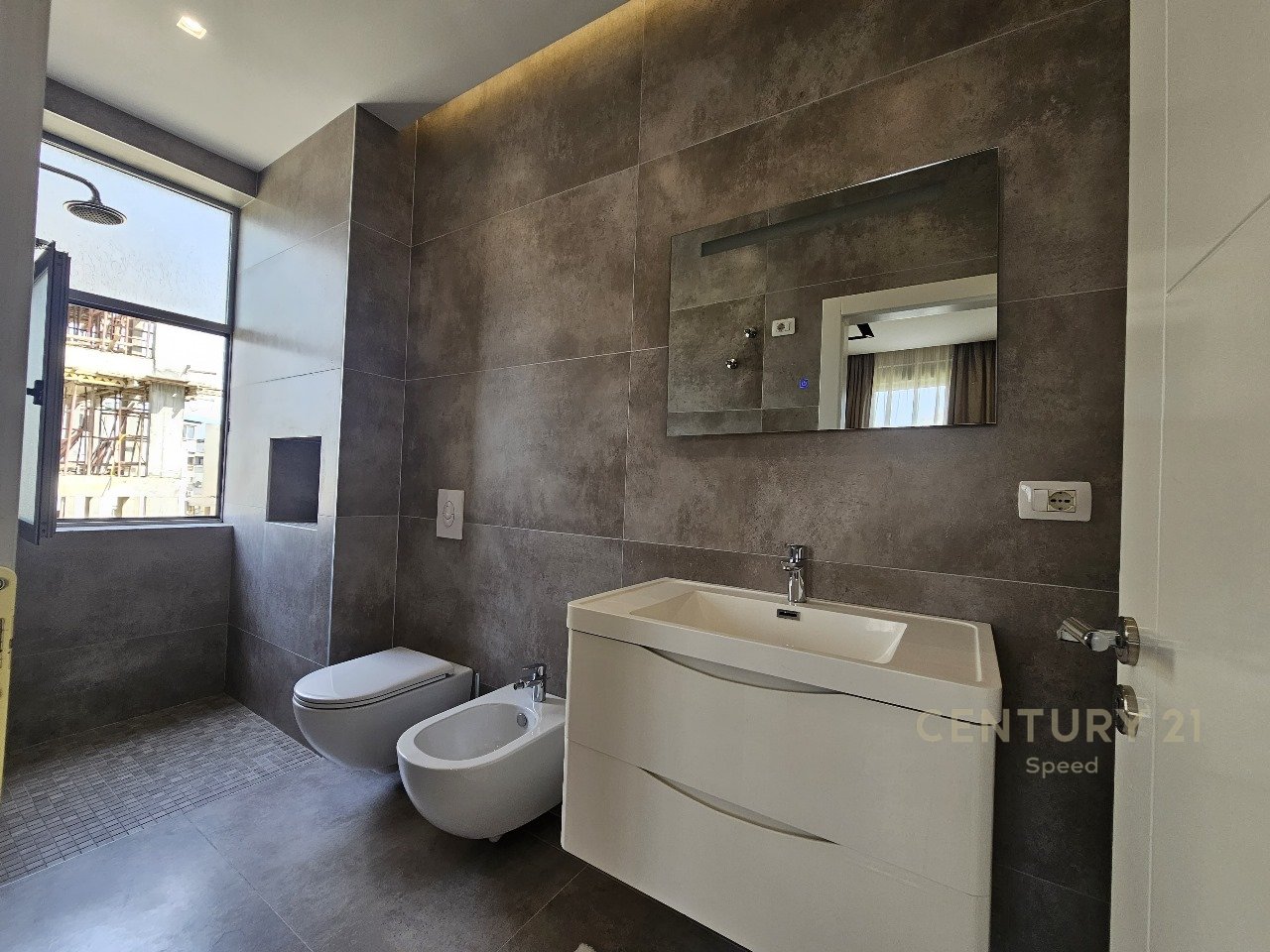 Apartament 2+1+2 me pamje nga Liqeni i Thate, tek Hotel Radisson !