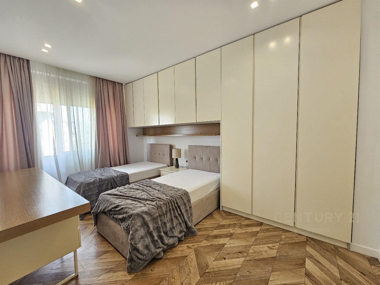 Apartament 2+1+2 me pamje nga Liqeni i Thate, tek Hotel Radisson !