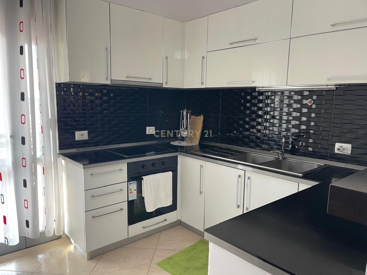 PAPAFINGO 3+1+2 FOR SALE - VLORE, IN COLE