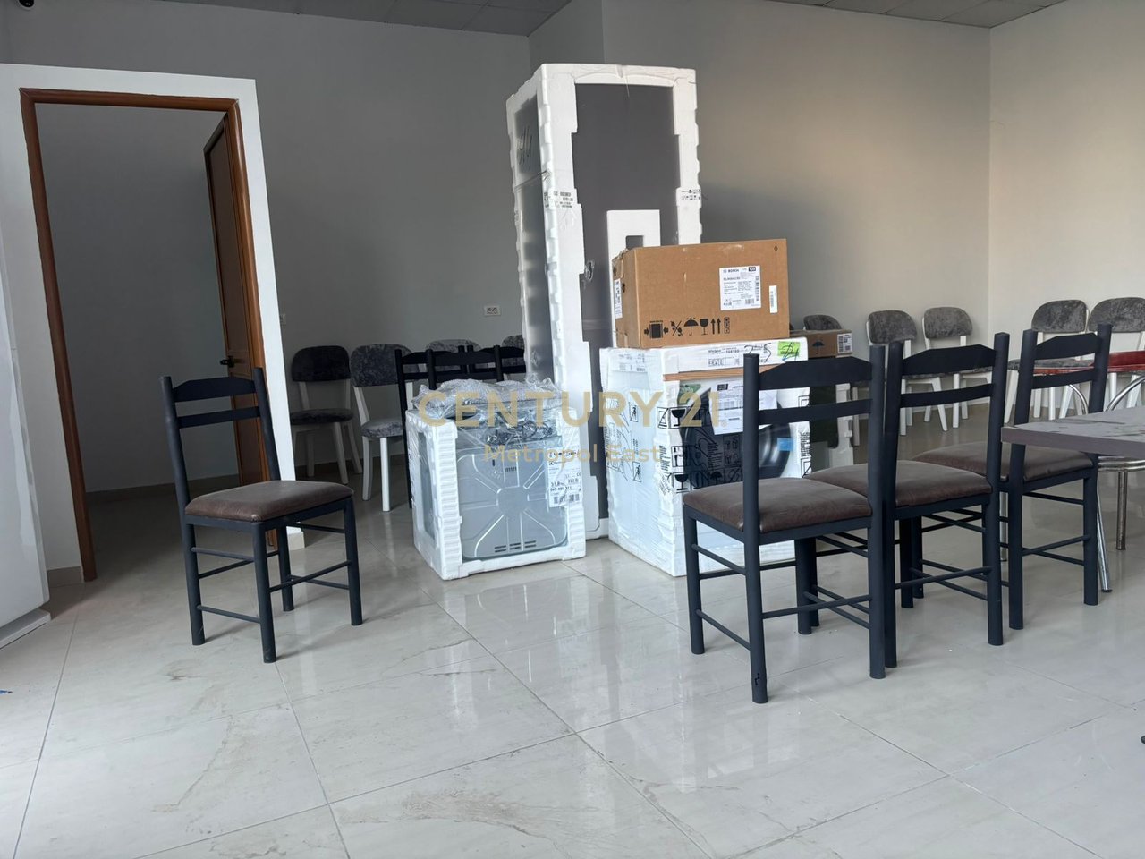 Commercial space for rent in Kamez