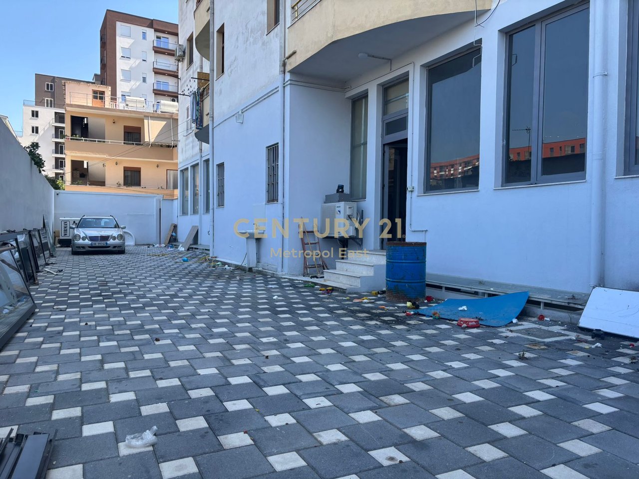 Commercial space for rent in Kamez