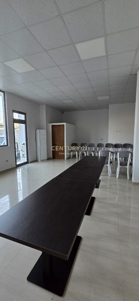 Commercial space for rent in Kamez