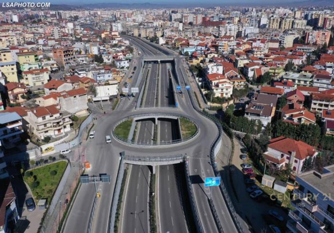 Commercial space by the roadside for rent at the beginning of Kodra e Diellit!