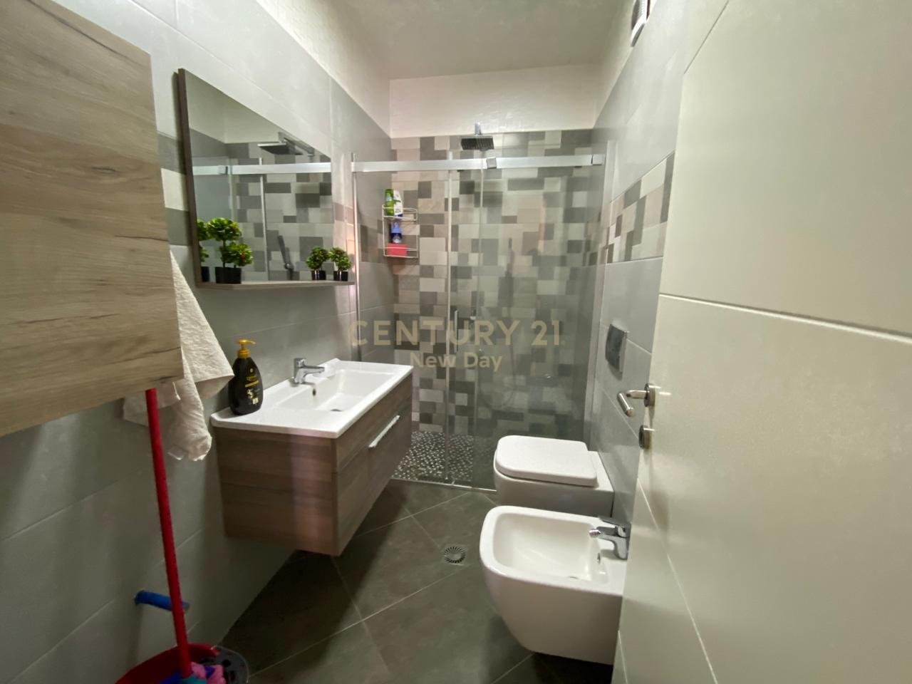 Jepet apartament 2+1+2t me qira prane qendres, Durres!