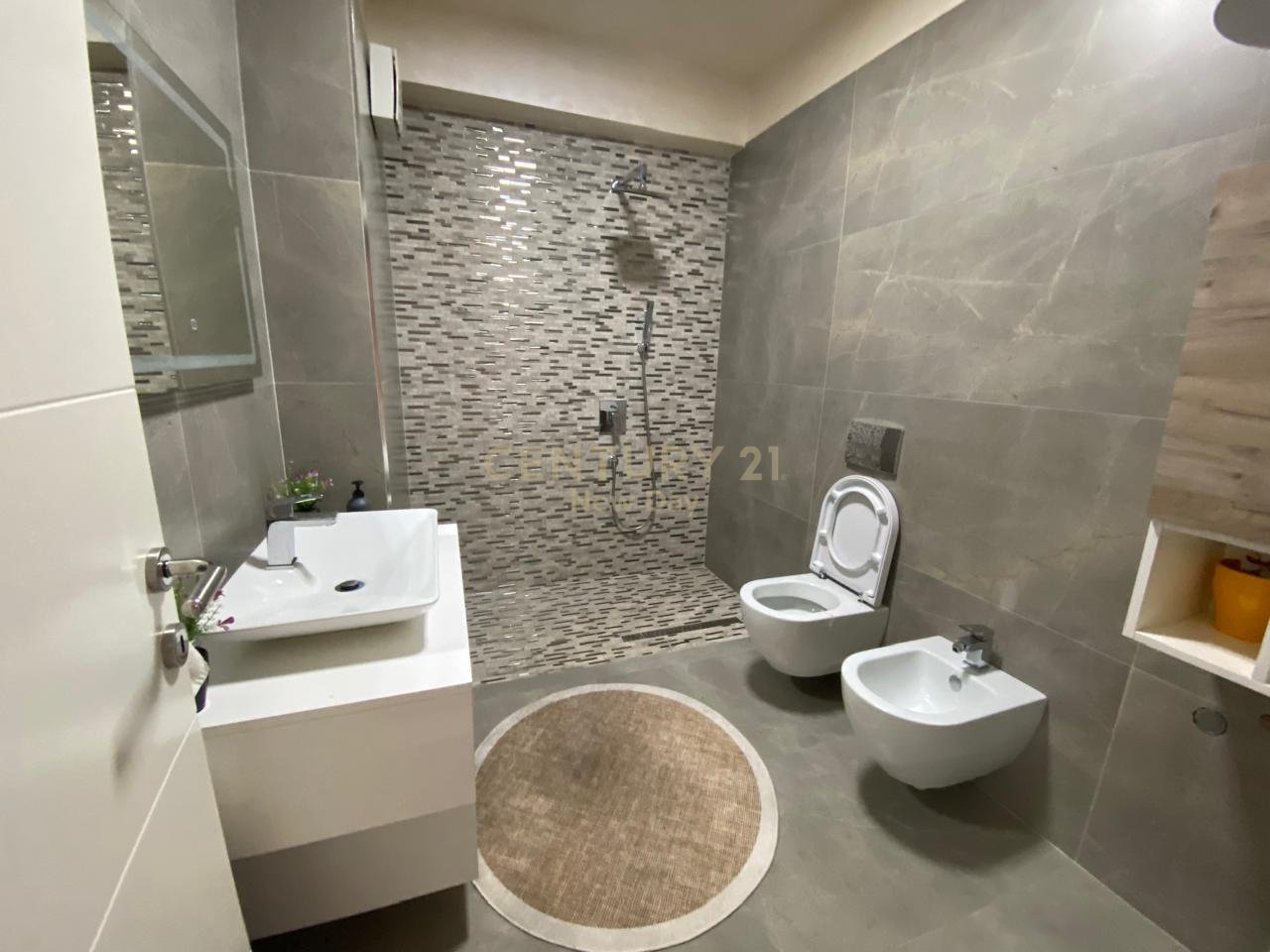 Jepet apartament 2+1+2t me qira prane qendres, Durres!