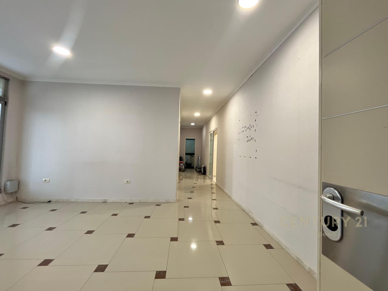 Jepet ambient me qira në Rrugën 5 Maj!