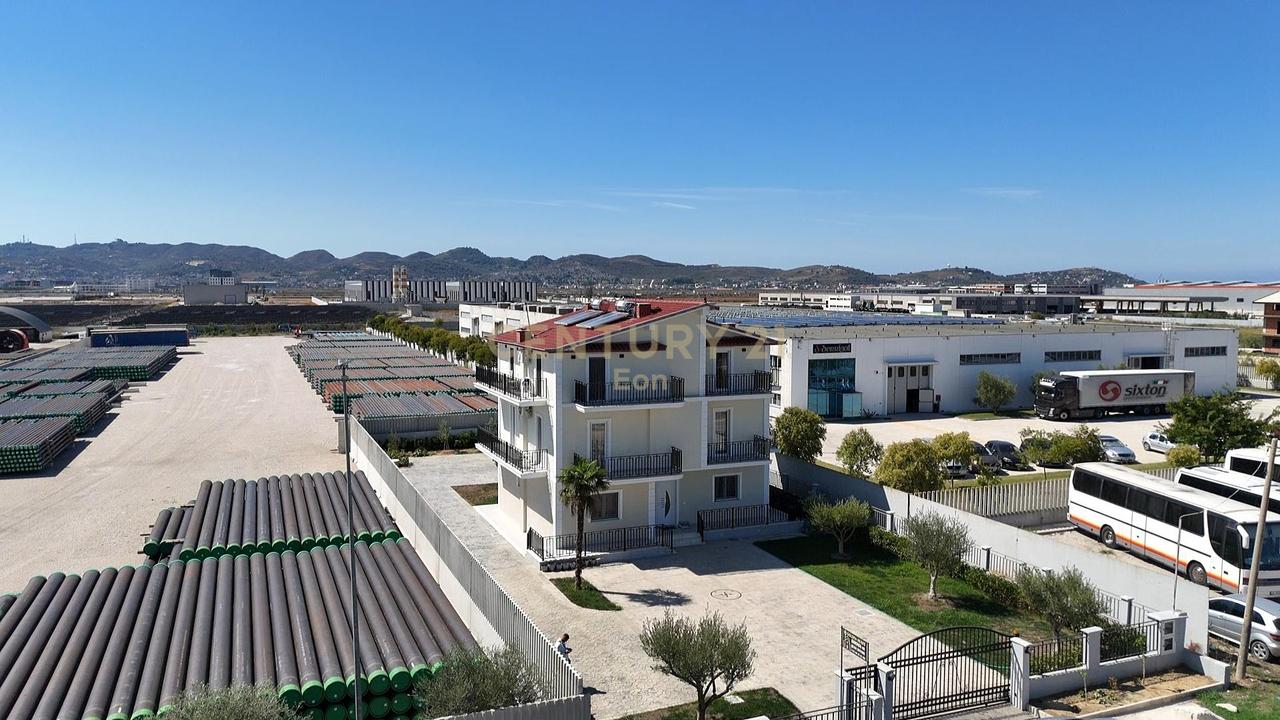 VILLA SU 3 PIANI IN VENDITA VICINO ALL'OSPEDALE DI DURRËS!