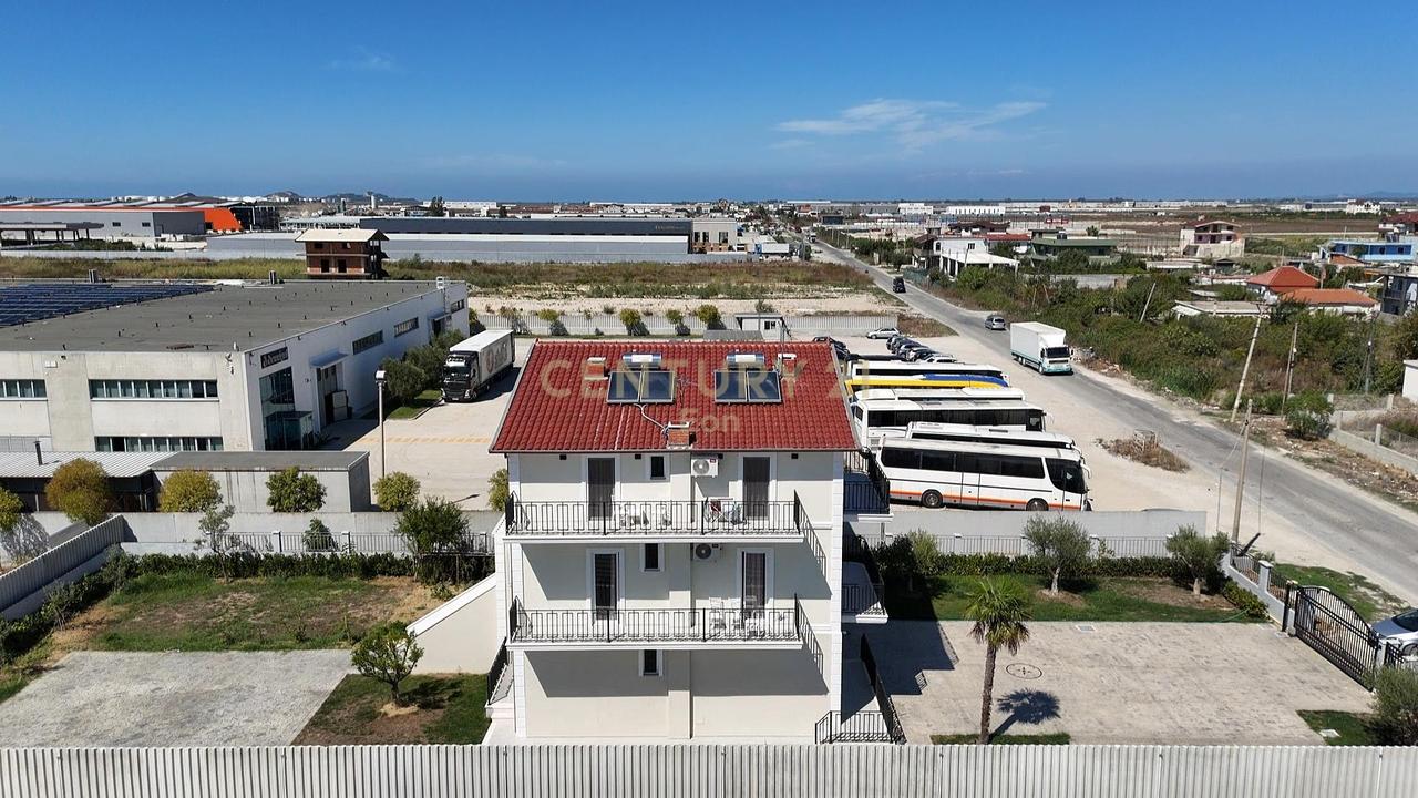 VILLA SU 3 PIANI IN VENDITA VICINO ALL'OSPEDALE DI DURRËS!