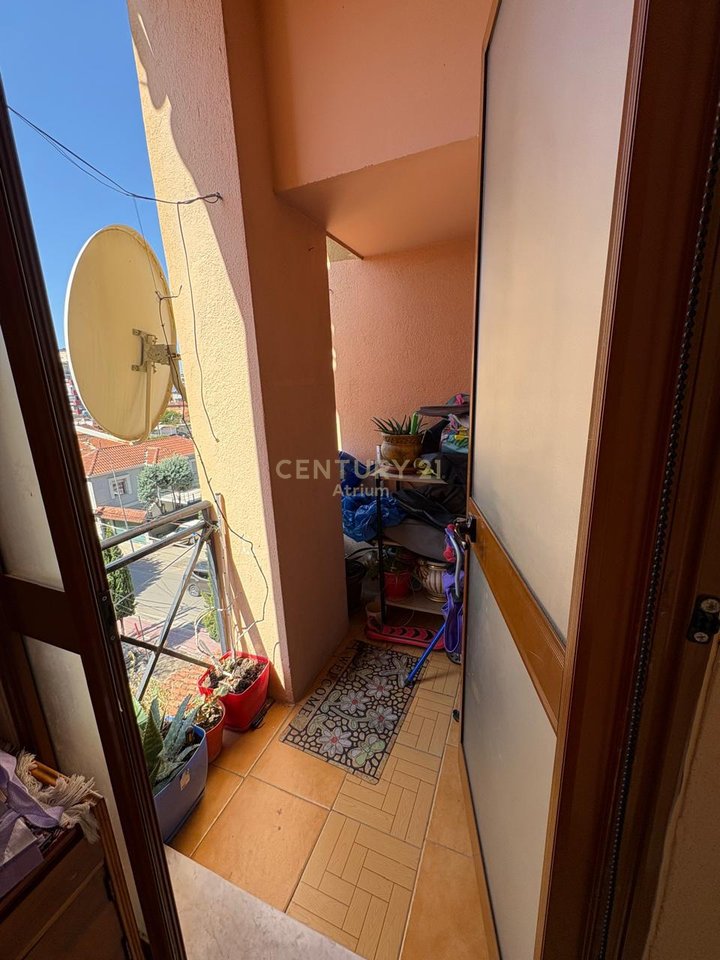 Jepet me qira Apartament 2+1 te Shkolla e Kuqe!!!