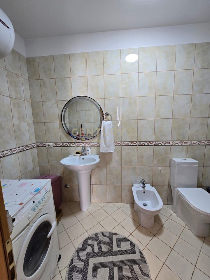 Appartamento 2+1 con ampia veranda in via "5 Maggio", vicino alla scuola "Tirana Jonë"