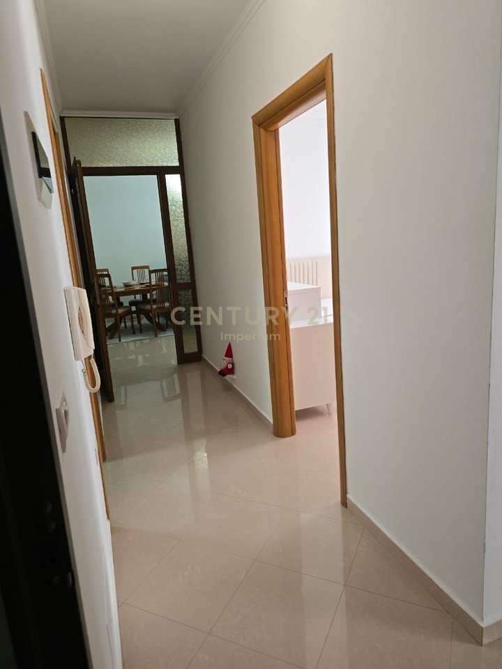 Appartamento 2+1 con ampia veranda in via "5 Maggio", vicino alla scuola "Tirana Jonë"
