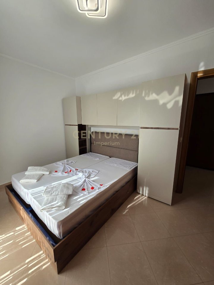 Appartamento 2+1 con ampia veranda in via "5 Maggio", vicino alla scuola "Tirana Jonë"