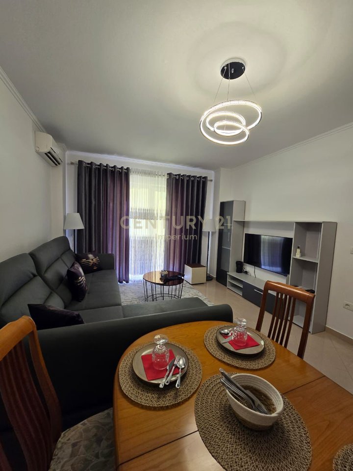 Appartamento 2+1 con ampia veranda in via "5 Maggio", vicino alla scuola "Tirana Jonë"