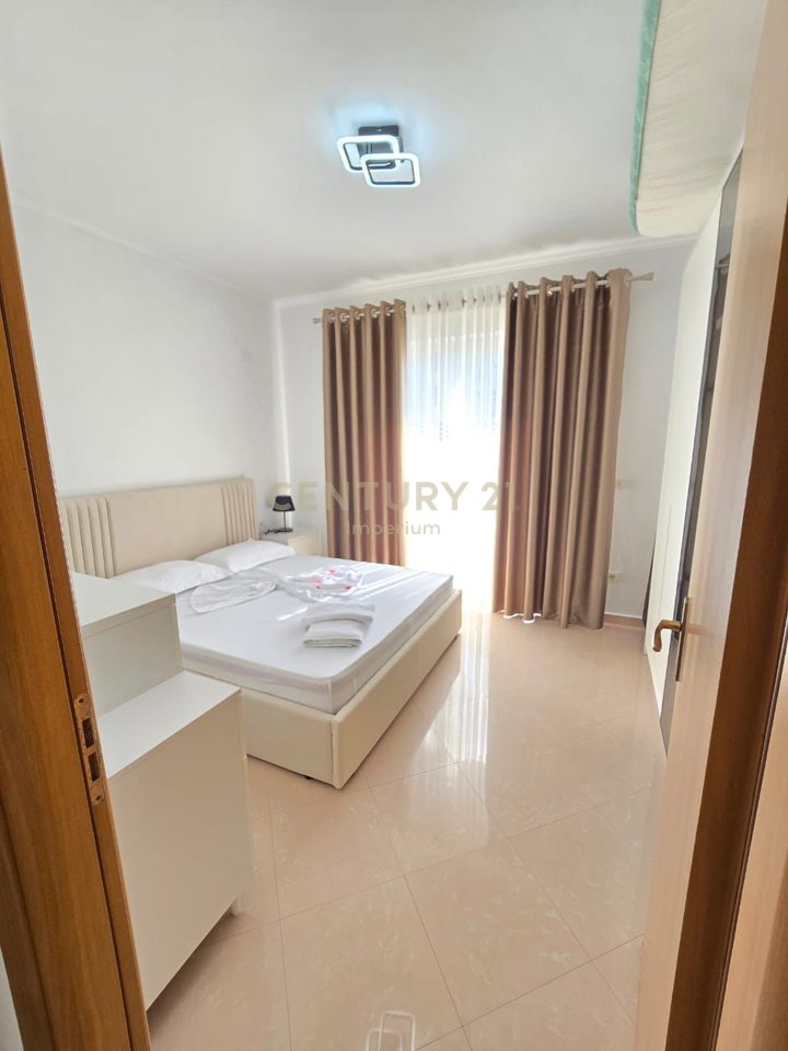 Appartamento 2+1 con ampia veranda in via "5 Maggio", vicino alla scuola "Tirana Jonë"