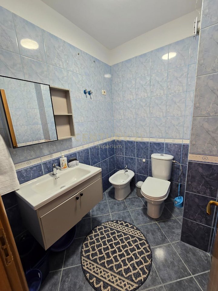 Appartamento 2+1 con ampia veranda in via "5 Maggio", vicino alla scuola "Tirana Jonë"