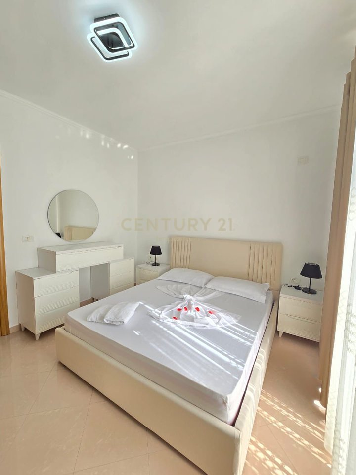 Appartamento 2+1 con ampia veranda in via "5 Maggio", vicino alla scuola "Tirana Jonë"