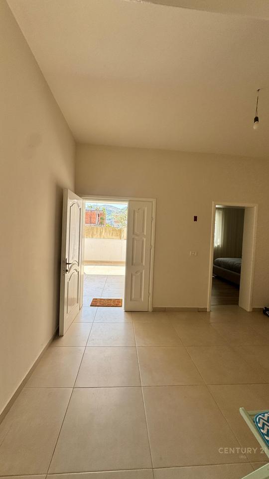 Shitet kat vile 2+1 me hyrje individuale dhe oborr privat !