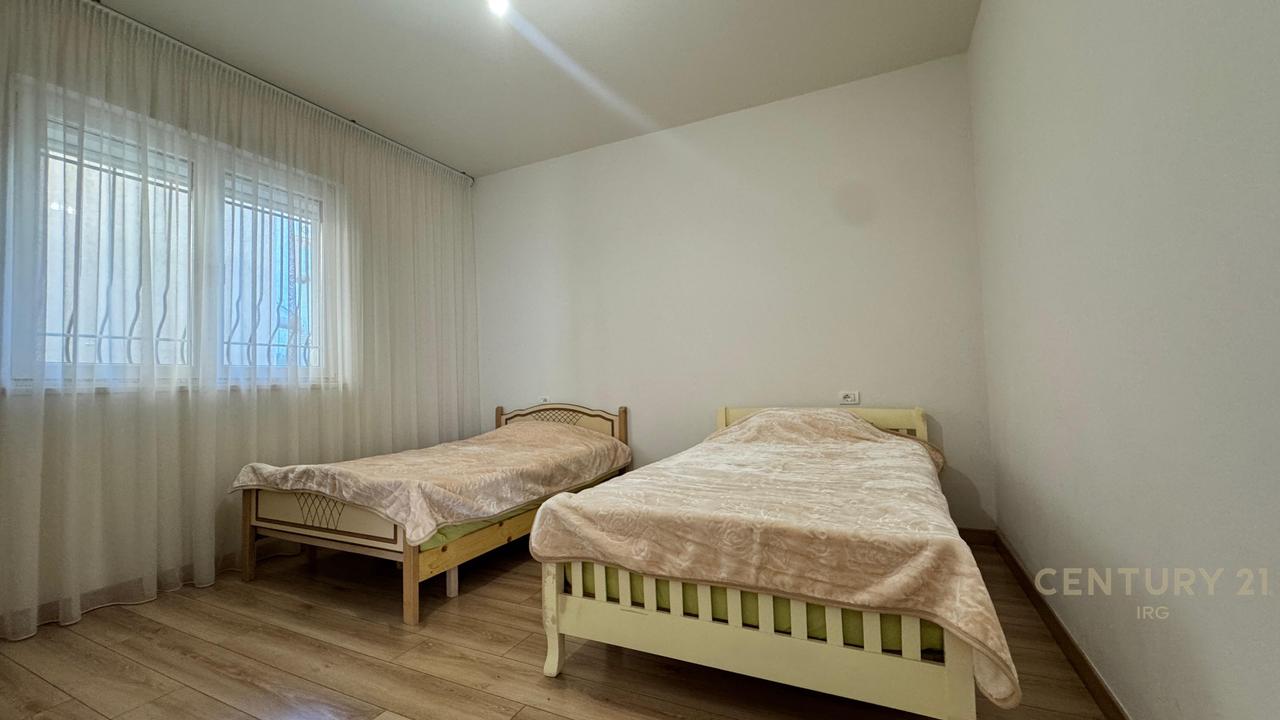 Shitet kat vile 2+1 me hyrje individuale dhe oborr privat !