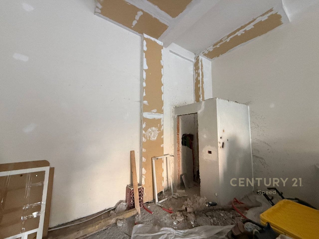 I am selling a shop in Astir!!