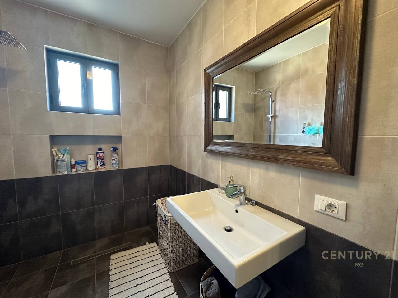 Apartament 2+1+2 tek Stadiumi Air Albania!