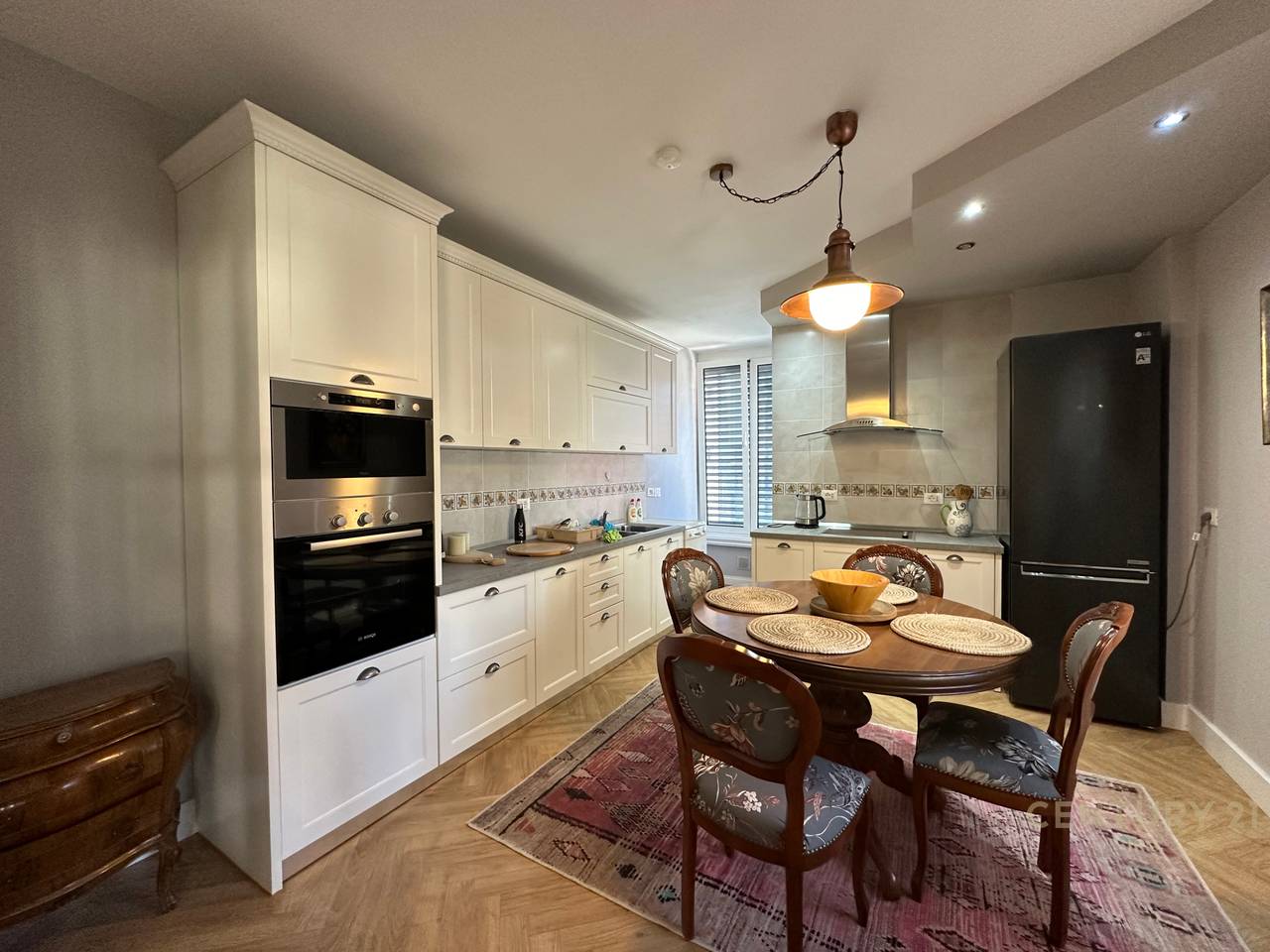 Apartament 2+1+2 tek Stadiumi Air Albania!