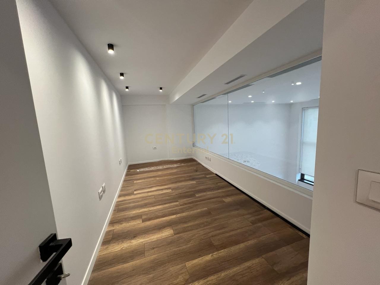 Njesi Per Qira te Tirana Golgen Park prane Amerikan 3