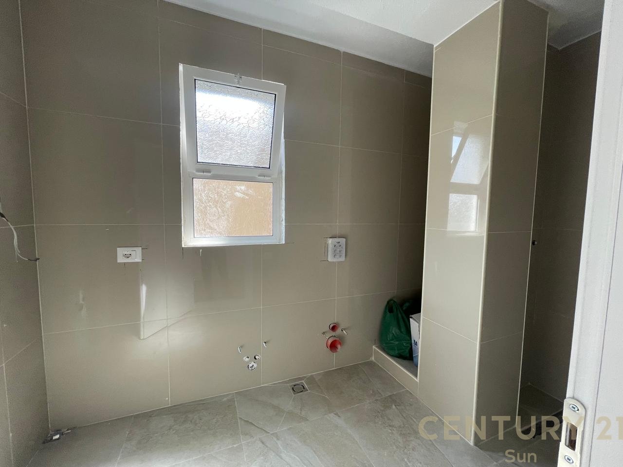 APPARTAMENTO 2+1 + Balcone in VENDITA a Shushica, all'inizio di via Kosovarëve!