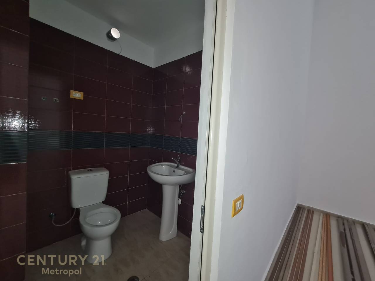 SHES AMBIENT KOMERCIAL 90 m, NE ZONEN E MISTO MAMES!