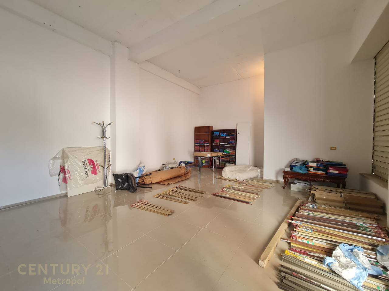 SHES AMBIENT KOMERCIAL 90 m, NE ZONEN E MISTO MAMES!