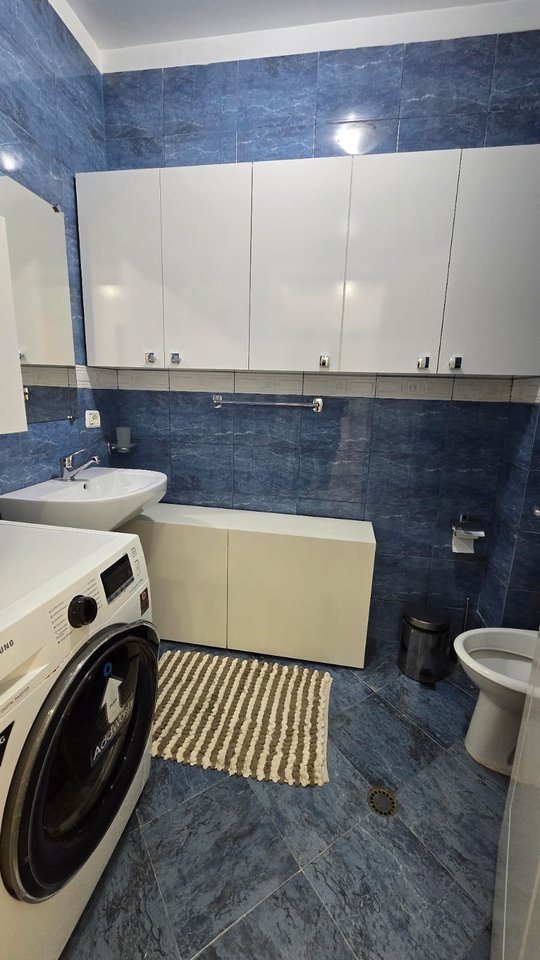 Jepet me qera apartament 2+1 tek 9 Katshet prane Sheshit Skenderbej !